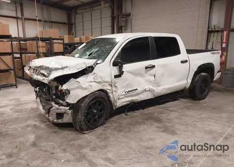 2017 Toyota Tundra Sr5 5.7L V8 z USA, uszkodzony, nr VIN 5TFDW5F18HX596989